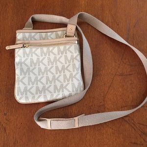 Micheal Kors crossbody purse